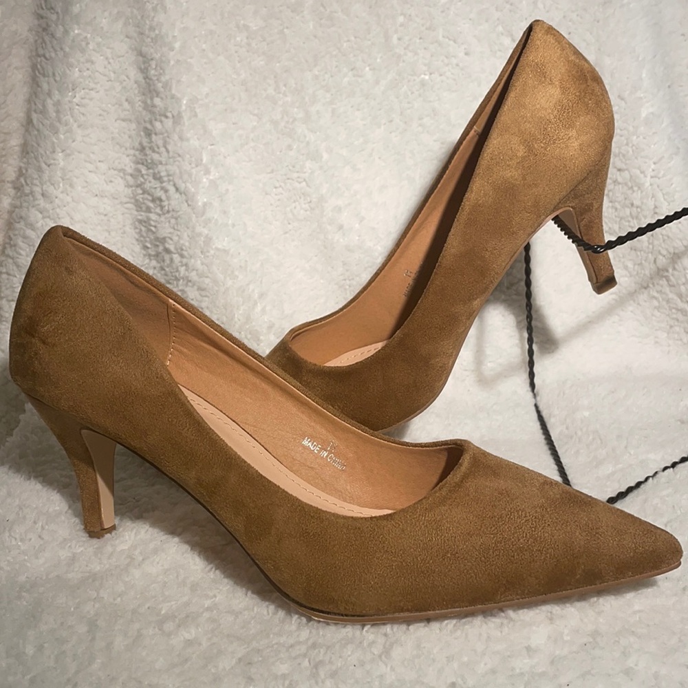 Women's Suede Pointed-Toe Pumps in Tan